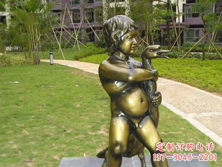 成都抱着鹅的男孩城市玻璃钢仿铜景观雕塑
