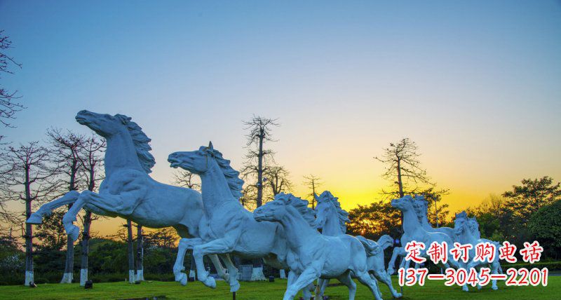 成都新颖活力的马群雕塑奔跑的马