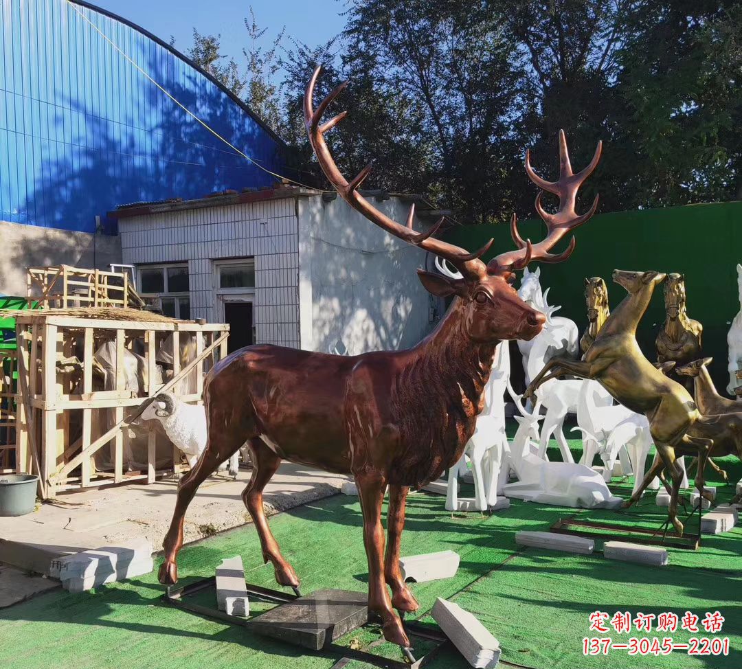 成都玻璃钢仿铜公园动物麋鹿雕塑