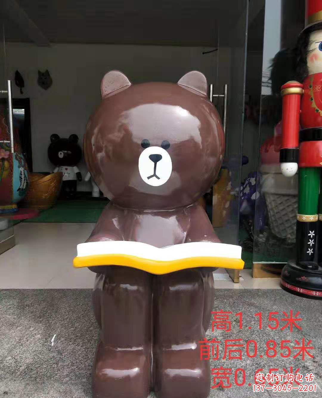 成都玻璃钢可爱布朗熊广场动物雕塑
