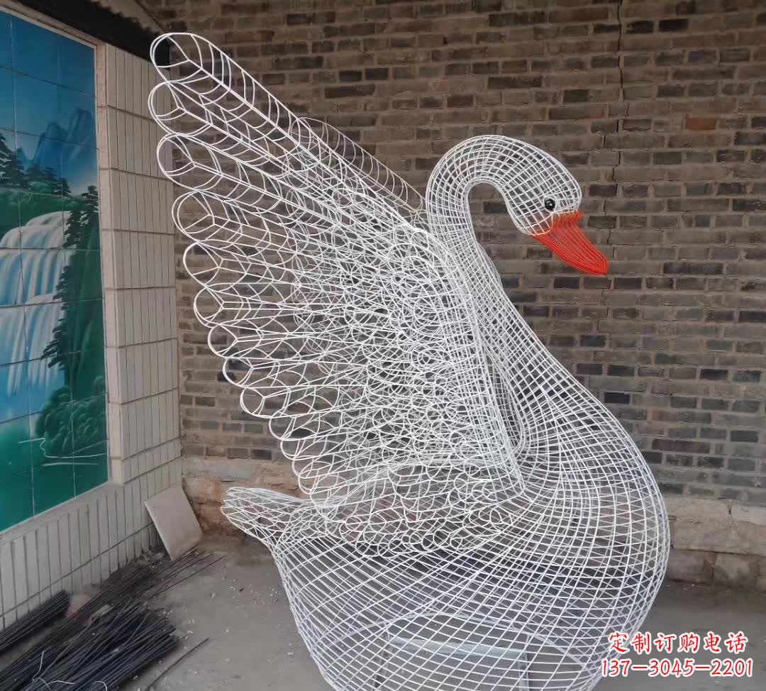 成都不锈钢制天鹅雕塑象征着和谐与美好