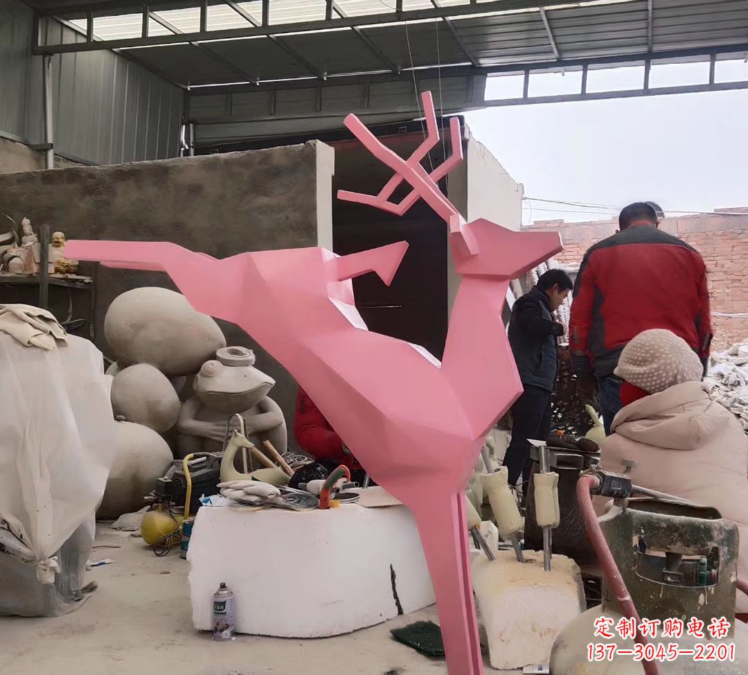 成都不锈钢彩绘小鹿雕塑艺术与美感的完美结合