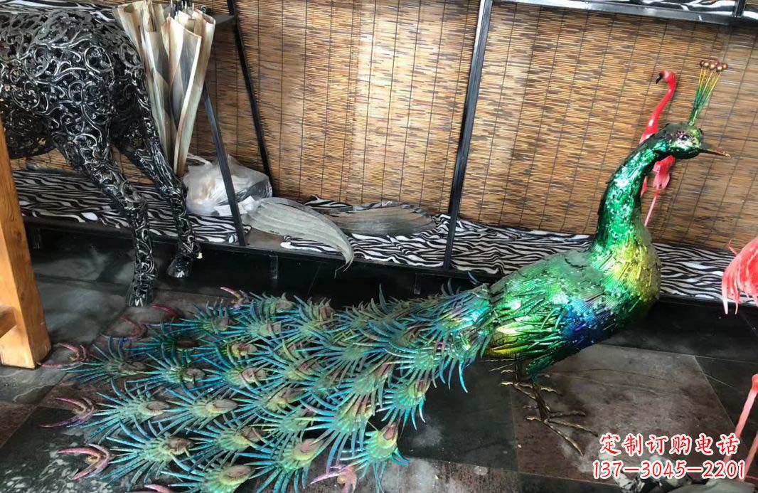 成都不锈钢彩色景观孔雀雕塑