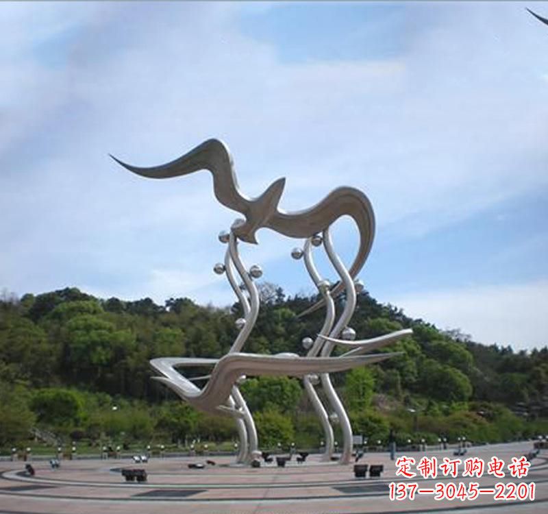 成都大雁展翅飞越城市圆环