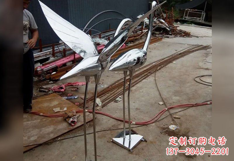 成都不锈钢仙鹤雕塑象征着美丽与和谐