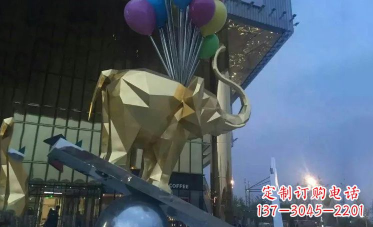 成都大象踩高跷——点缀城市景观