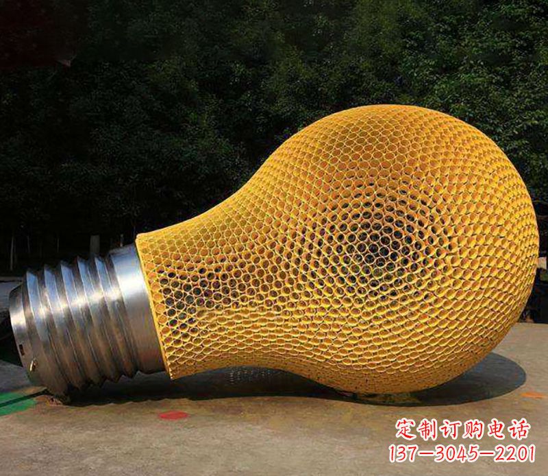 成都不锈钢灯泡雕塑灯光下的美丽