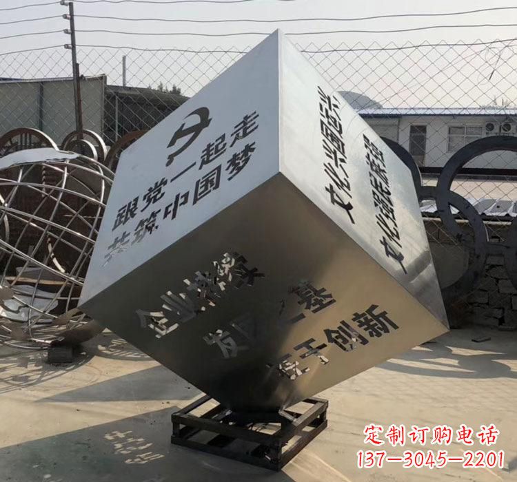 成都不锈钢灯饰魔方雕塑——精妙艺术