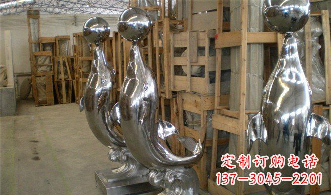 成都不锈钢顶球海豚雕塑融合精美艺术与实用功能