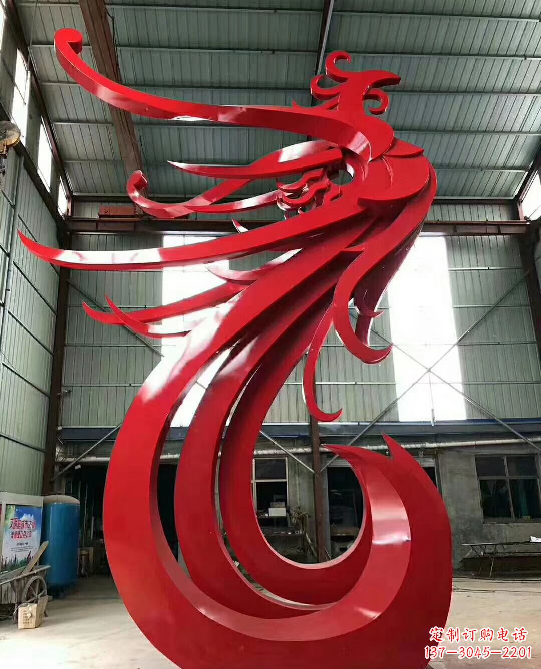 成都不锈钢凤凰雕塑象征着新生的力量