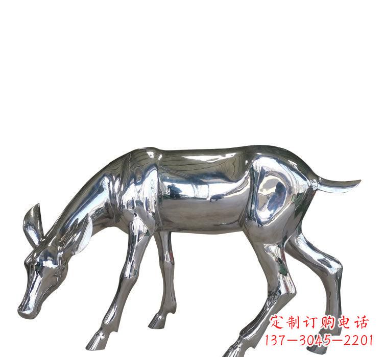 成都不锈钢公园草坪上的鹿雕塑——让美景更加完美