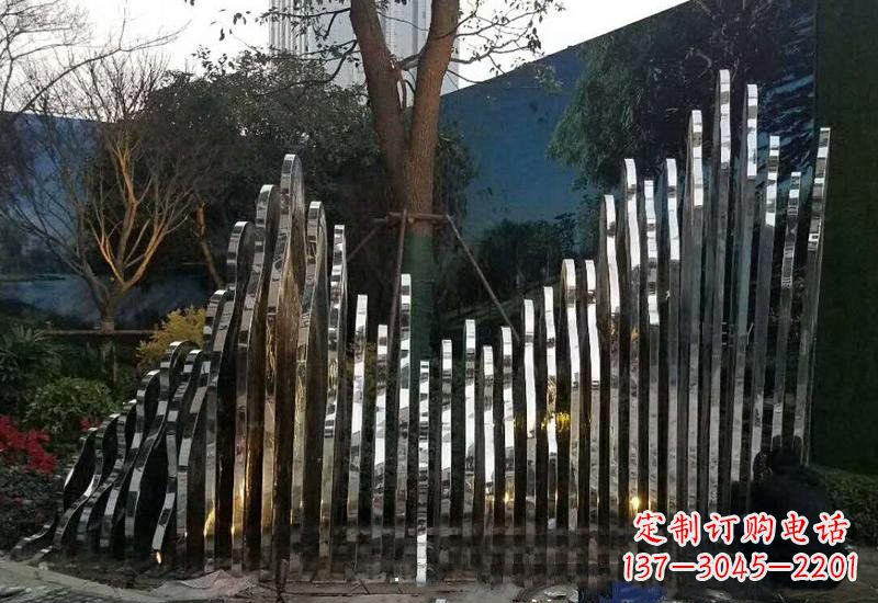 成都不锈钢公园里的假山雕塑