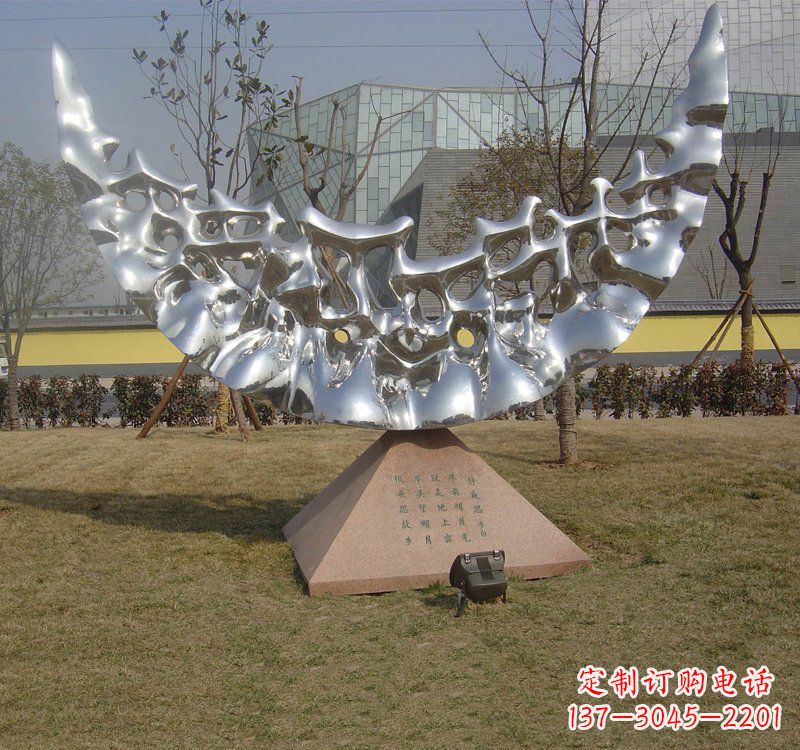 成都不锈钢月亮雕塑象征着无尽的美丽