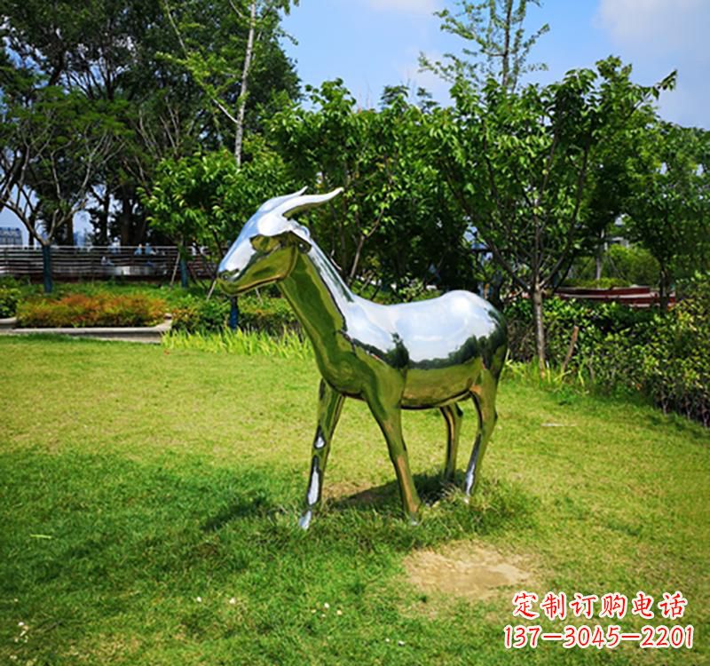 成都不锈钢公园动物镜面羊雕塑