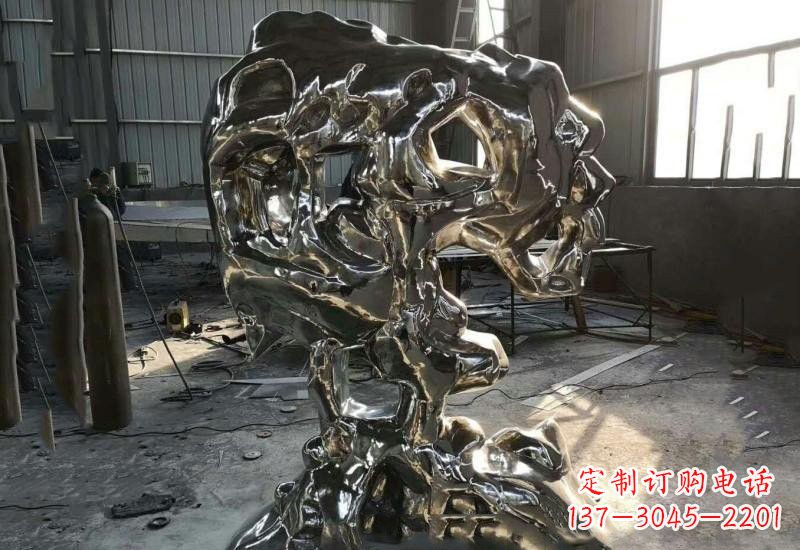 成都太湖石雕塑不锈钢公园的镜面之美