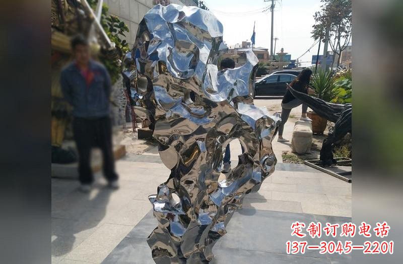 成都太湖石雕塑——点缀不锈钢公园