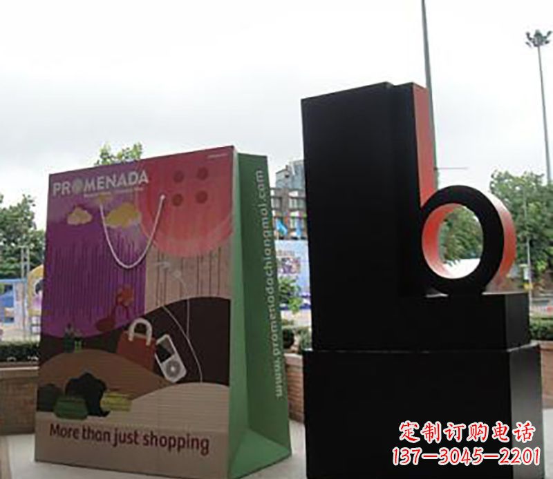 成都不锈钢购物袋雕塑为公园带来现代风格