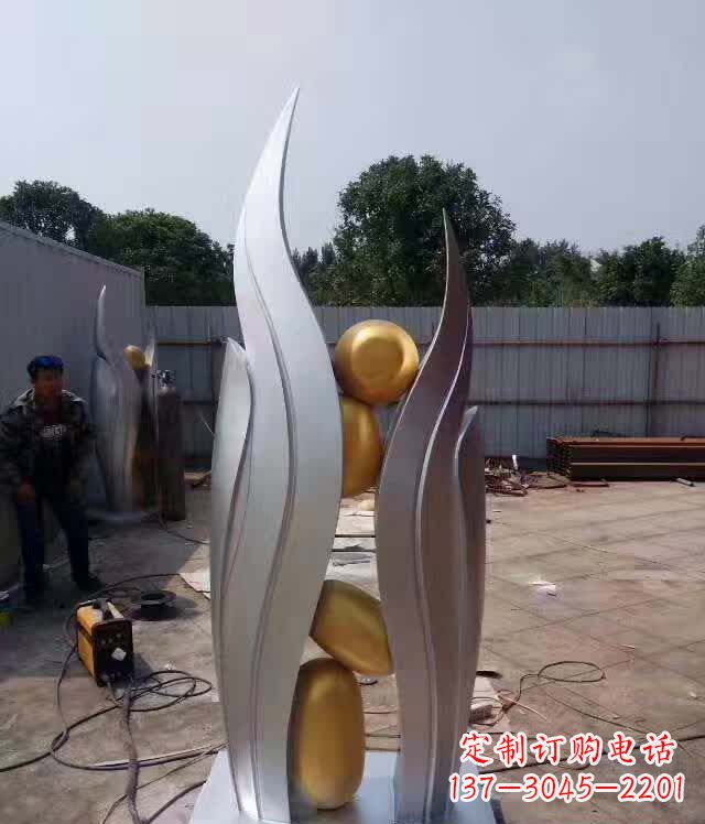 成都不锈钢广场翅膀雕塑象征着自由之翼