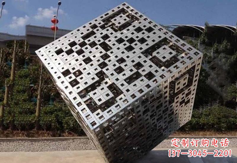 成都不锈钢广场上的魔方雕塑