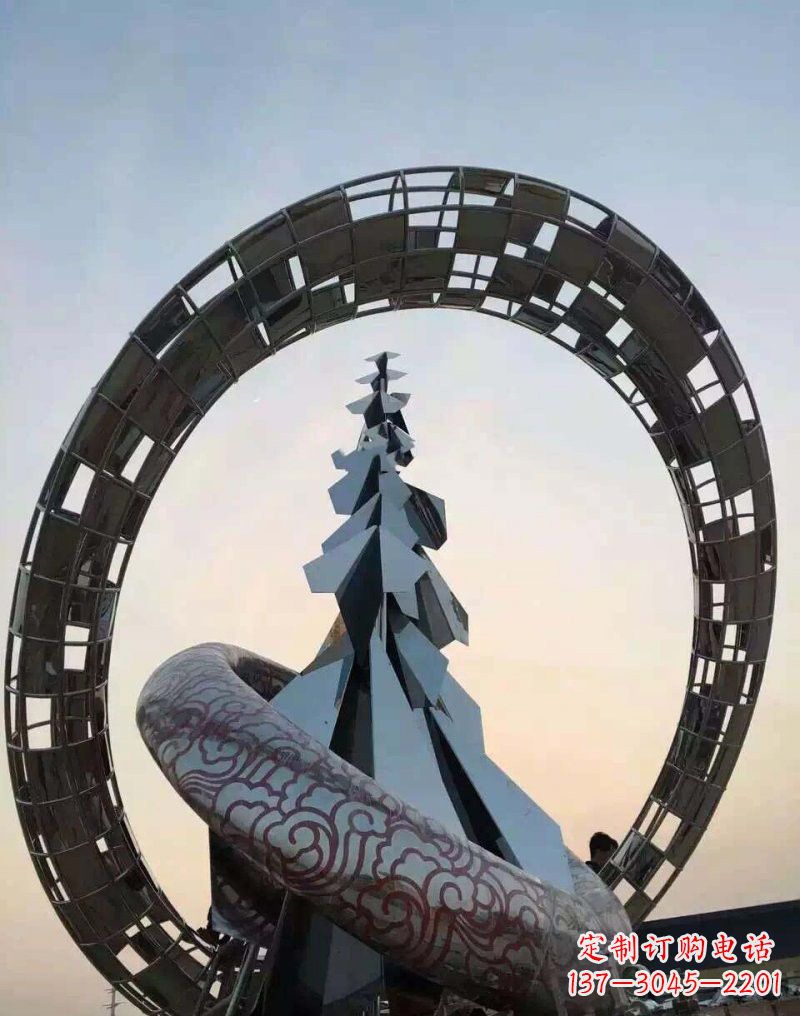 成都不锈钢广场上的松树雕塑
