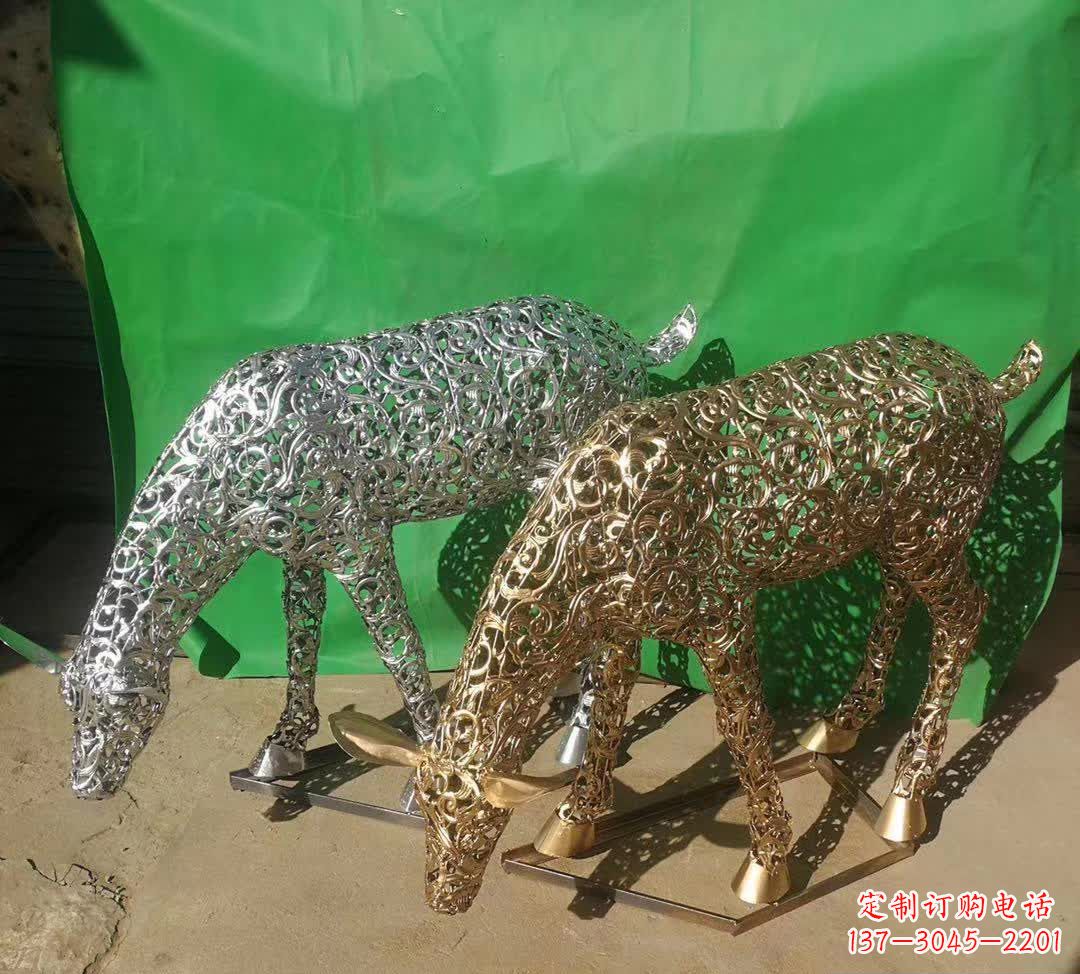 成都不锈钢广场上的梅花鹿雕塑