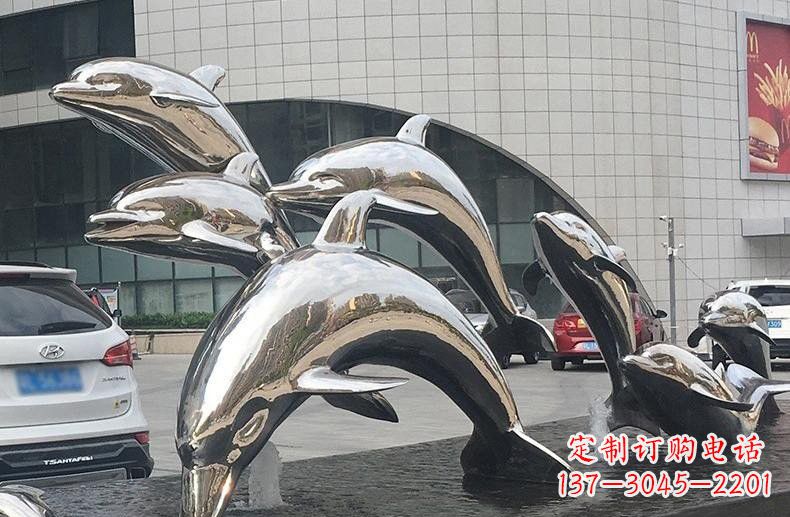 成都海豚雕塑——不锈钢广场上的跳跃动态