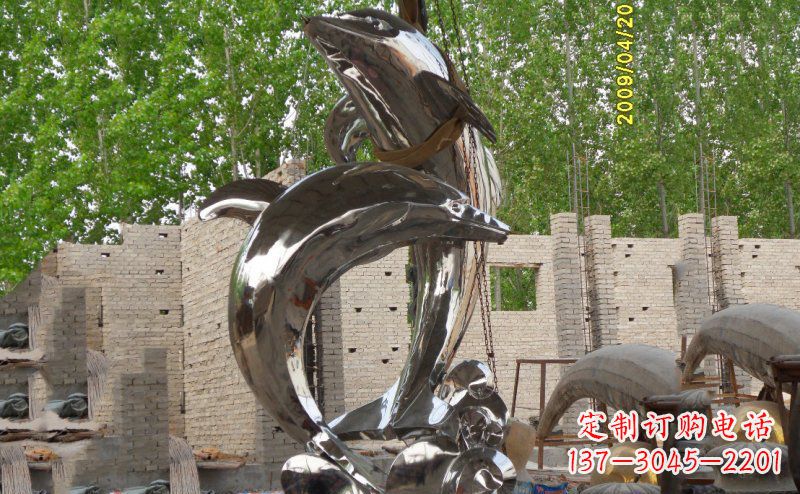 成都海豚之美不锈钢海边雕塑