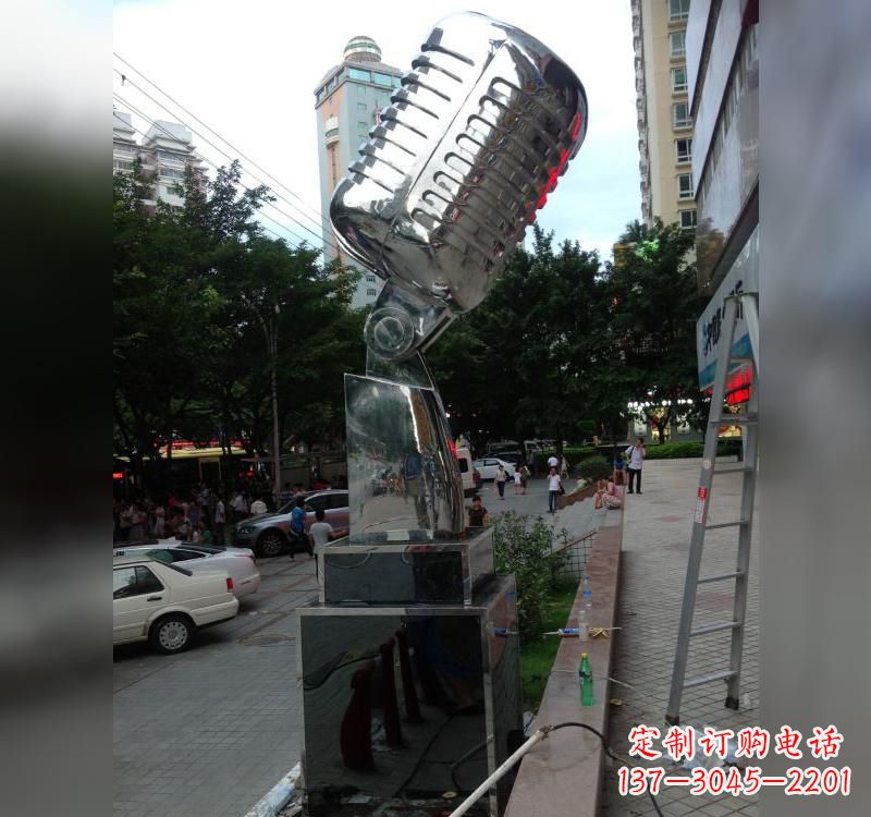 成都不锈钢话筒雕塑高贵而又精致