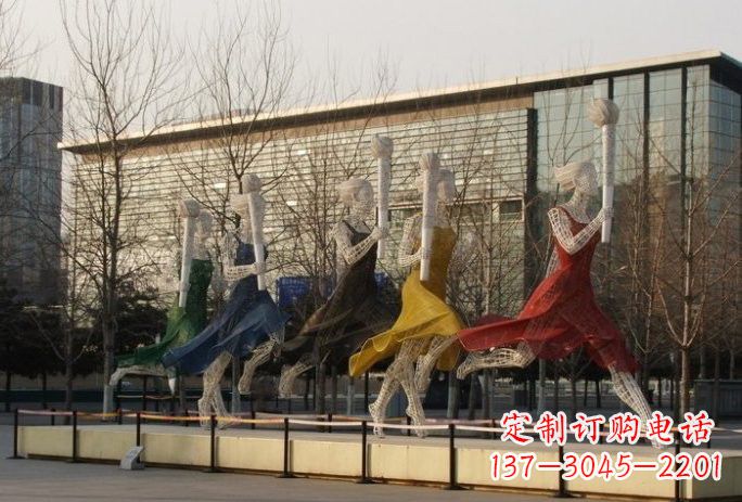 成都不锈钢火炬手雕塑象征着永恒的精神