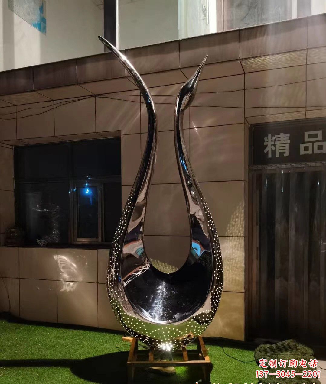 成都不锈钢镜面天鹅雕塑——象征着美丽与坚强