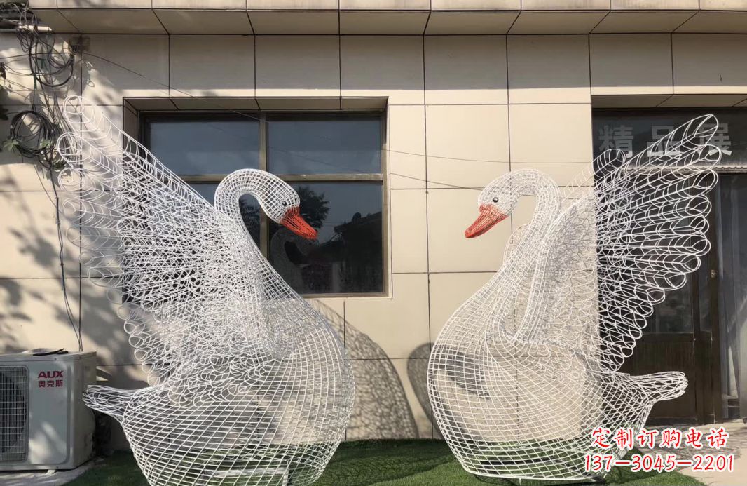 成都不锈钢镂空天鹅雕塑象征着美丽的永恒