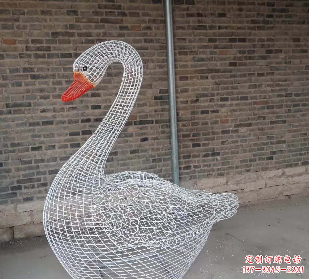 成都不锈钢镂空天鹅雕塑精美而优雅