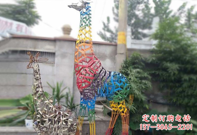 成都长颈鹿雕塑优雅而古典的艺术