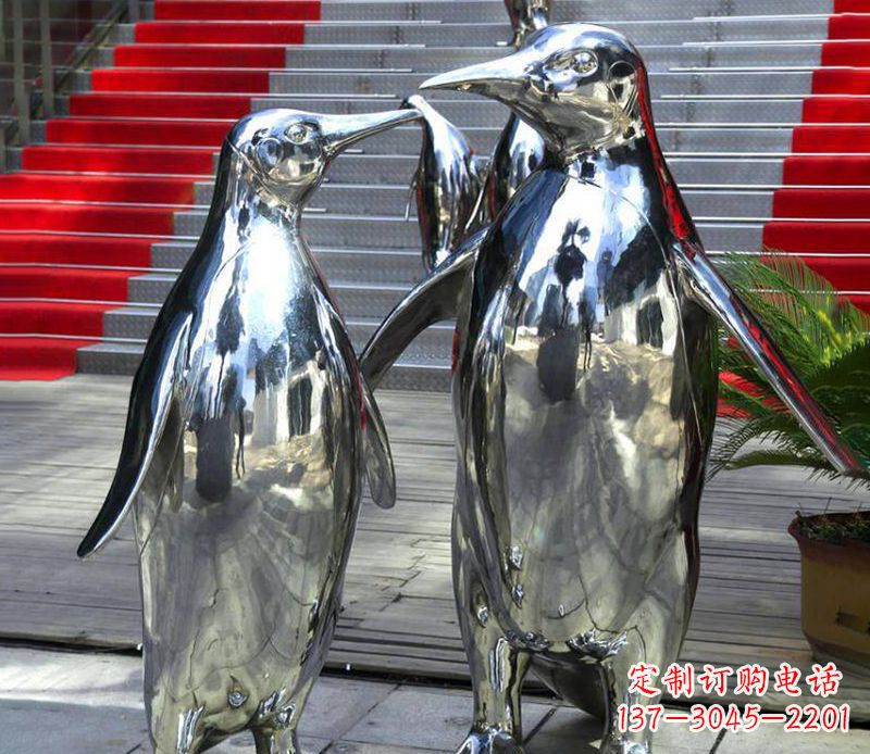 成都不锈钢企鹅雕塑传递着浓浓爱意