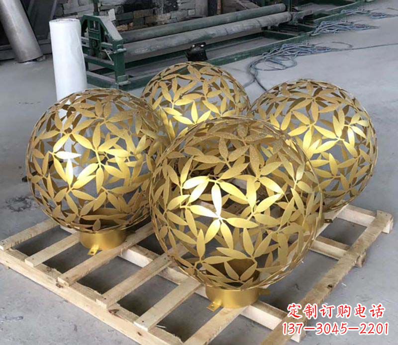 成都不锈钢树叶镂空球的美妙景观