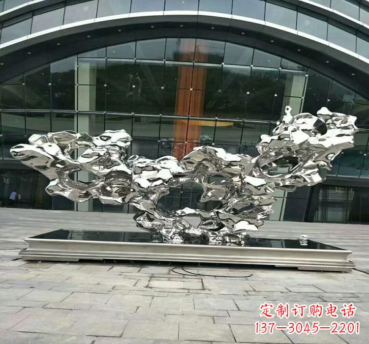 成都灵动的太湖石雕塑