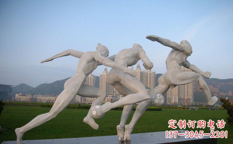 成都足球雕塑给公园景观增色