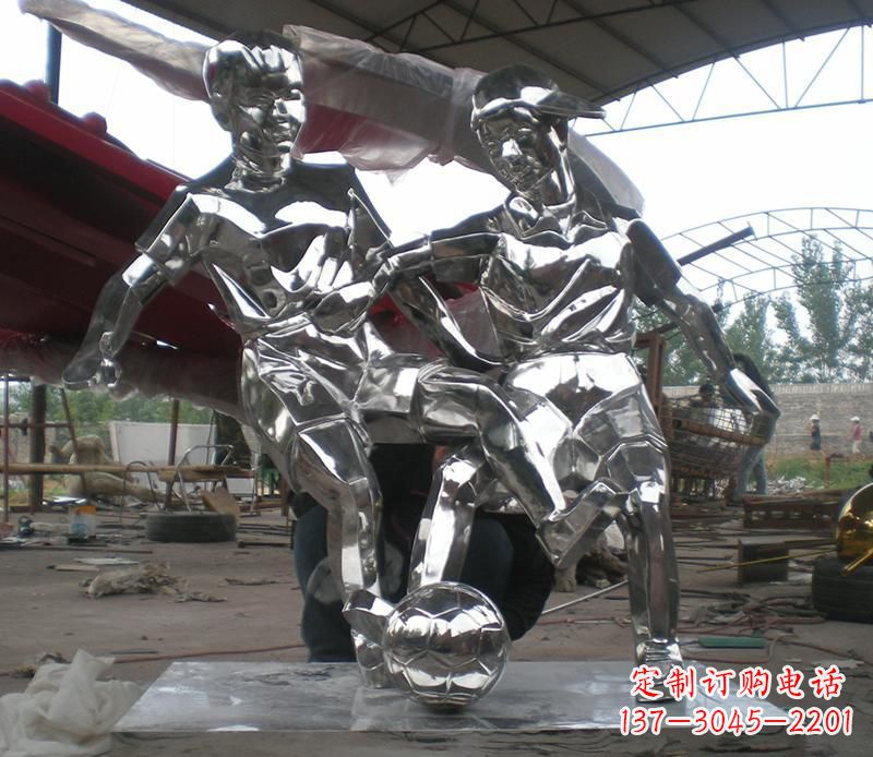 成都展现足球精神的不锈钢雕塑