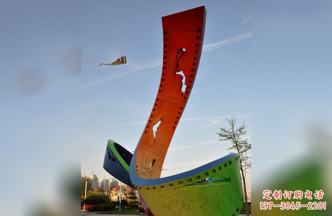 成都不锈钢五彩胶卷广场雕塑——现代美学的象征