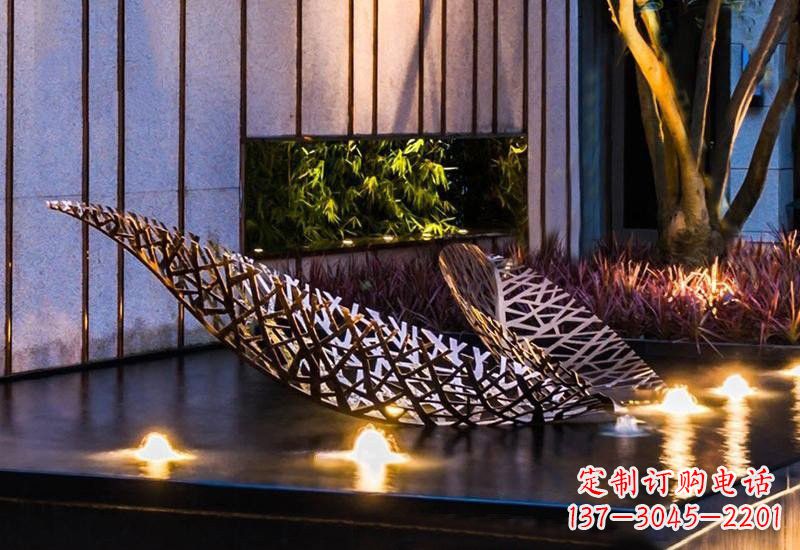 成都不锈钢小区镂空树叶雕塑给小区添彩
