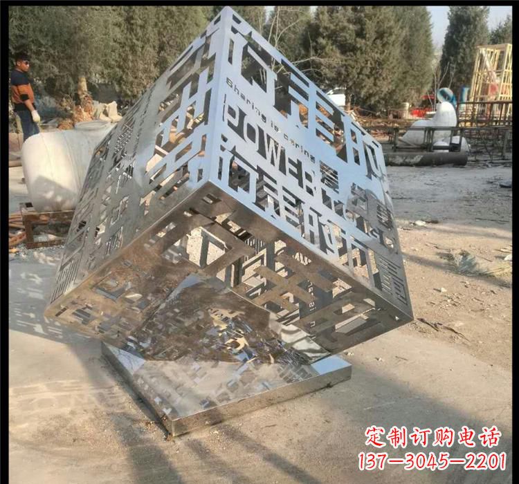 成都不锈钢艺术镂空魔方雕塑给空间带来新的灵感
