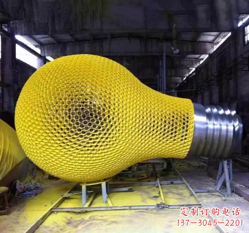 成都不锈钢灯泡雕塑精美而又抢眼