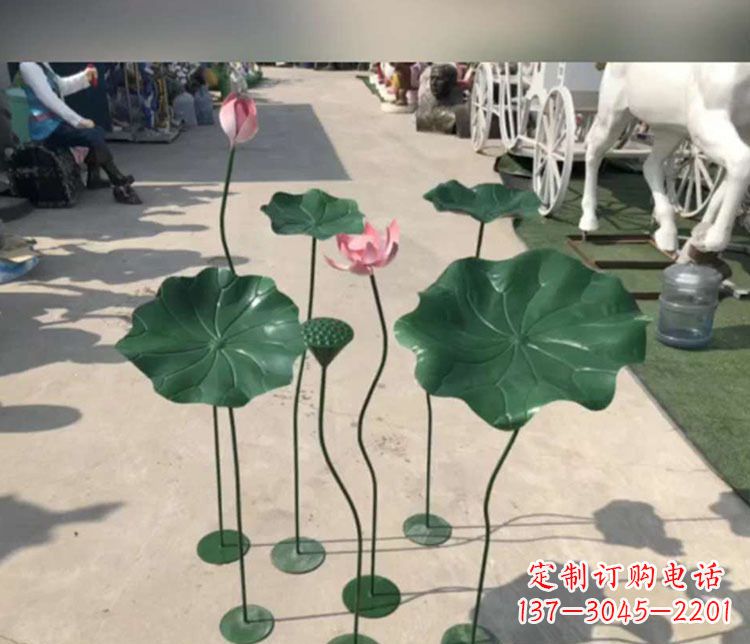 成都不锈钢荷花雕塑象征着美丽的永恒