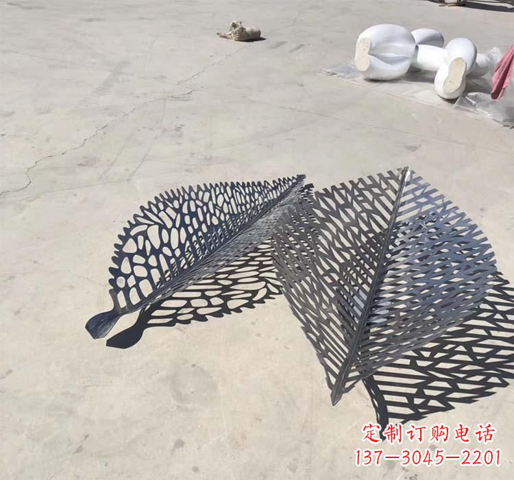 成都不锈钢园林镂空树叶雕塑给空间增添美感