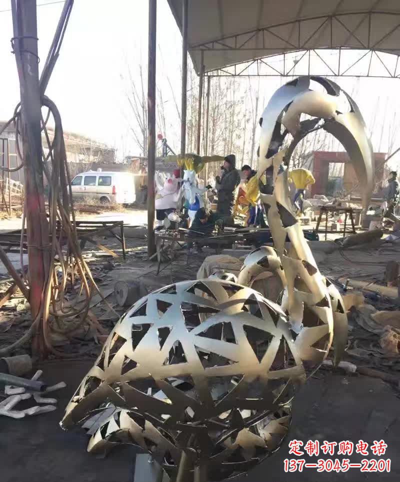 成都不锈钢天鹅雕塑象征着幸福的美好