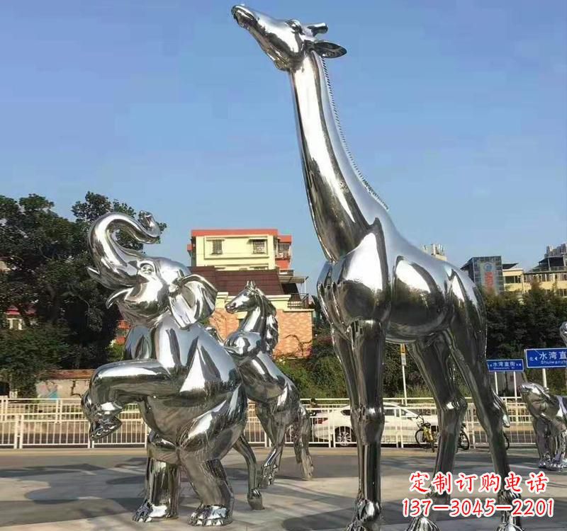 成都长颈鹿雕塑精美而优雅