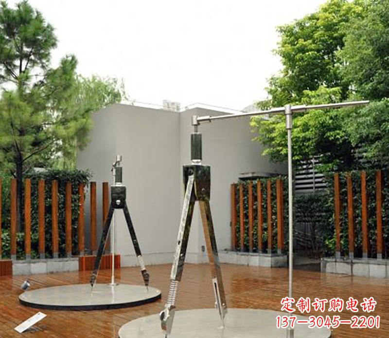成都以不锈钢精雕细琢的圆规雕塑