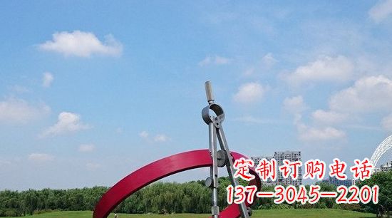 成都不锈钢圆规雕塑环绕着美景