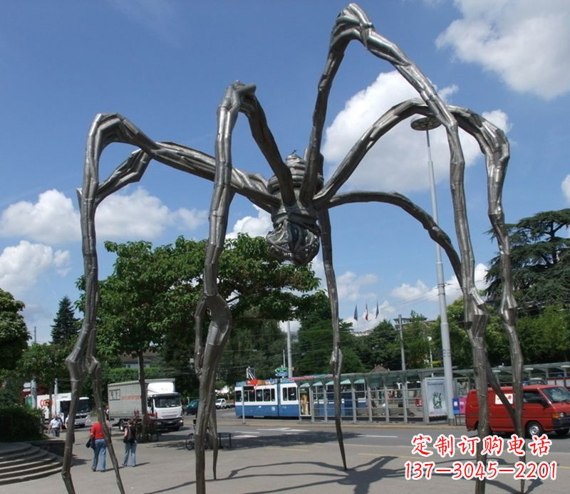 成都蜘蛛侠雕塑点缀不锈钢的景观