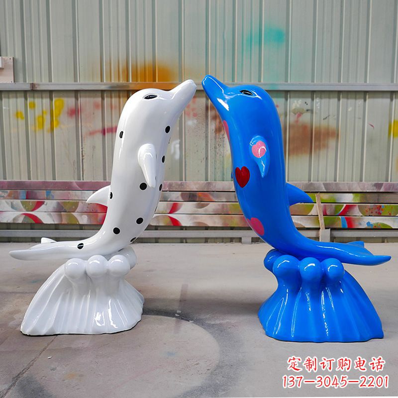 成都彩绘玻璃钢海豚雕塑,一蓝一白2只